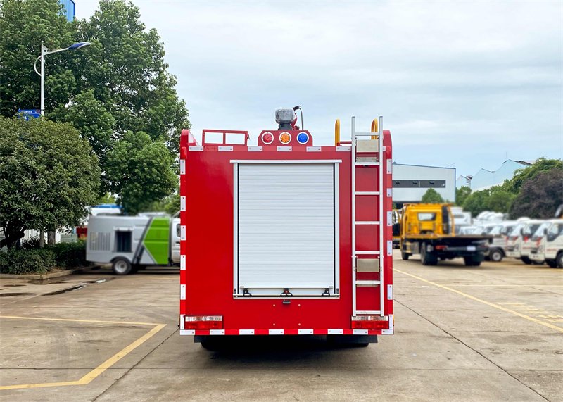 🚒 消防车大揭秘：城市里的"红色守护神"到底有多硬核？